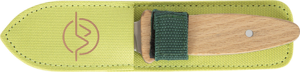 Schnitzmesser aus Holz in einer grünen Stoffscheide mit Trageschlaufe, flach liegend und von oben betrachtet – ideal als Outdoor-Kindermesser für junge Abenteurer.