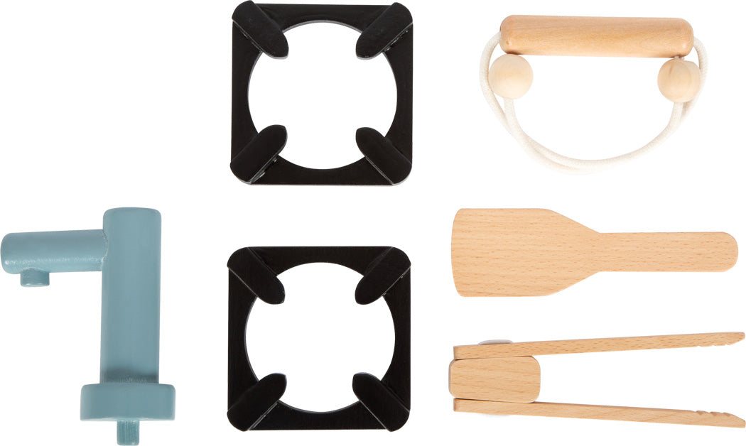 Als Teil einer multifunktionalen Spielküche umfasst dieses Set zwei schwarze Herdplatten, einen blauen Wasserhahn, einen Holzspatel und eine Holzzange – das perfekte Zubehör für jede Kinderküche oder jeden Campingkoffer.