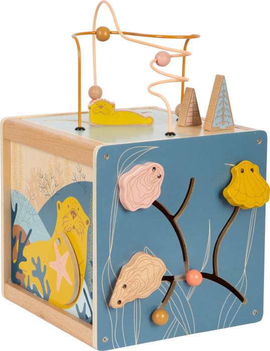 Motorikwürfel aus Holz mit Tierformen, Motorikschleife und bunten Illustrationen auf blauem und naturbelassenem Holzhintergrund – perfektes Holzspielzeug zur Entwicklung der Feinmotorik.