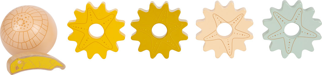 Fünf pastellfarbene Stapelspielzeuge aus Holz in Sternform und mit runder, gemusterter Grundfläche, in einer Reihe angeordnet – perfekte Holzspielzeuge zur Förderung der Feinmotorikentwicklung Ihres Kindes.