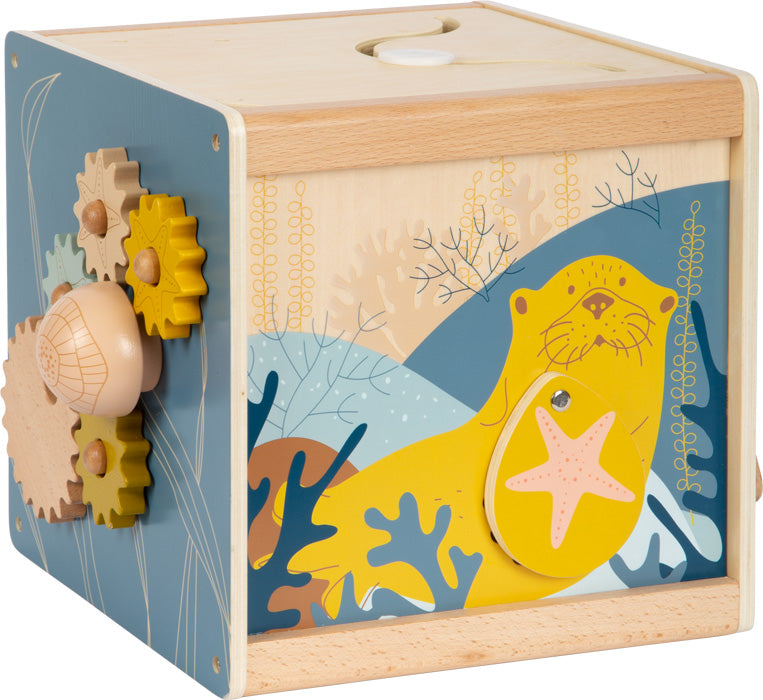 Holzspielzeug mit Meeresmotiven: Dieser bezaubernde Motorikwürfel verfügt über Holzzahnräder, Meeresillustrationen und einen gelben Otter, der einen Seestern hält, perfekt zur Förderung der Feinmotorik.