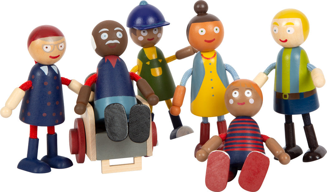 Sechs bunte Biegepüppchen aus Holz, darunter eines im Rollstuhl, stehen als fröhliche Puppenfamilie zusammen und feiern Diversität mit strahlendem Lächeln.