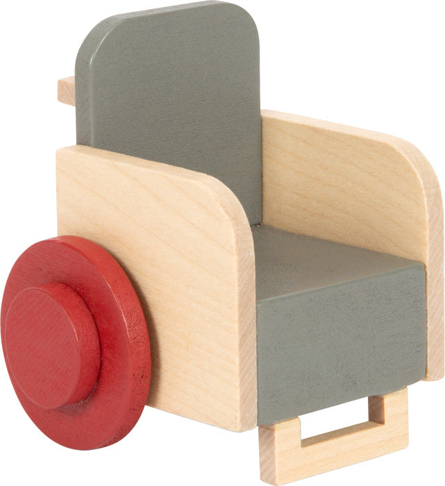 Ein kleiner Spielzeugrollstuhl aus Holz mit roten Rädern und grauem Sitz und Rückenlehne, perfekt, um Ihrer Biegepüppchen-Puppenfamilie mehr Abwechslung zu verleihen.
