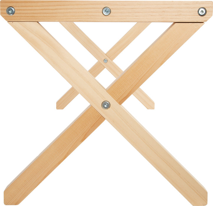 Helle, klappbare Tischbeine aus Holz bilden eine X-Form, die an Cavaletti-Hindernisse erinnert, von vorne betrachtet vor einem weißen Hintergrund.