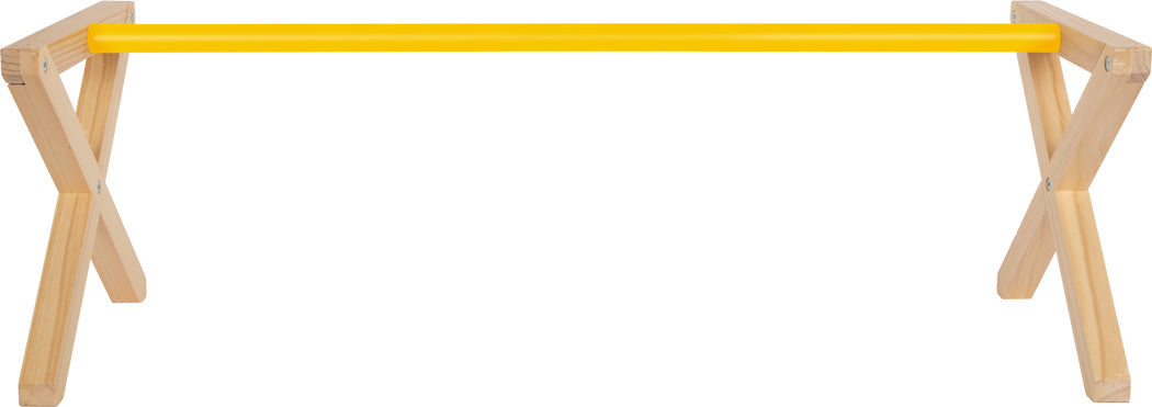Ein hölzerner Sägebock mit einem gelben Querbalken und gekreuzten Beinen auf jeder Seite, der einem Cavaletti ähnelt und häufig beim Hobbyhorsing oder als kleines Hindernis beim Training verwendet wird.