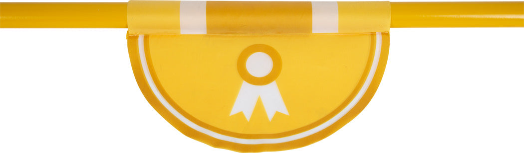 Gelb-weißes Siegerband über einer horizontalen gelben Stange, das an Preise erinnert, die bei Steckenpferd- oder Hobby-Horsing-Wettbewerben gewonnen wurden, vor einem weißen Hintergrund.