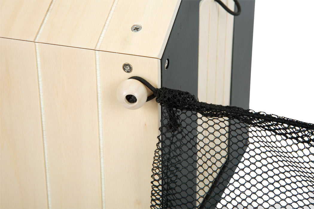 Nahaufnahme eines hölzernen Hasenstalls mit einem schwarzen Maschennetz, das an einem Knopf an seiner Seite befestigt ist.