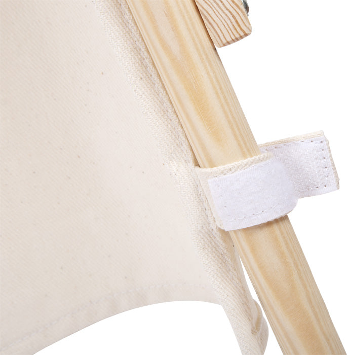 Nahaufnahme eines Outdoor Zelt Tipi für Kinder, das mit einem weißen Gurt an einer Stange befestigt ist.