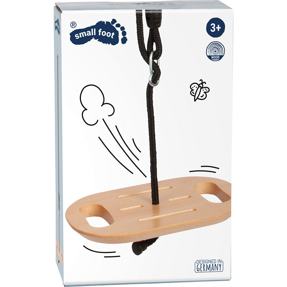 Tellerschaukel aus Holz, Schaukelsitz aus Vollholz mit höhenverstellbarem Seil auf einem Karton mit der Aufschrift „small foot“, geeignet für Kinder ab 3 Jahren, entworfen in Deutschland.