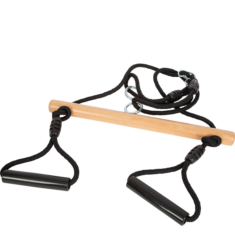 Eine hölzerne Gymnastikstange, auch Trapezschaukel genannt, mit angebrachten schwarzen Seilen und Kunststoffgriffen an jedem Ende – perfekt für Ihren Outdoor-Bereich.