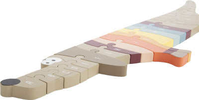 Buntes ABC-Puzzle aus Holz mit Krokodilmotiven, dessen Buchstabenteile in der Reihenfolge angeordnet sind, in der sie die Form eines Krokodils bilden.