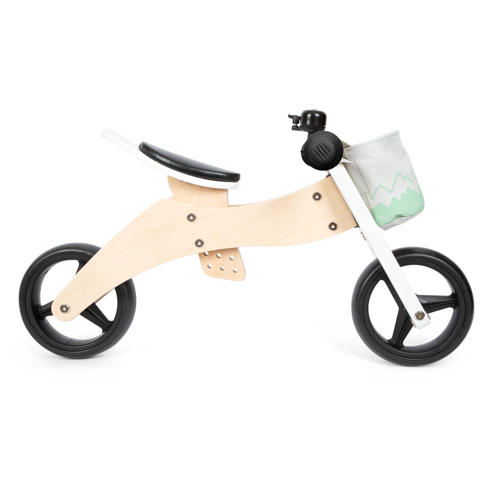 Laufrad-Trike aus Holz mit schwarzen Rädern, schwarzem Sitz und einer kleinen Stofftasche am Lenker. Perfekt für den Aufbau des Gleichgewichts und ein cleveres Sicherheits-Plus für die ersten Fahrabenteuer Ihres Kindes.
