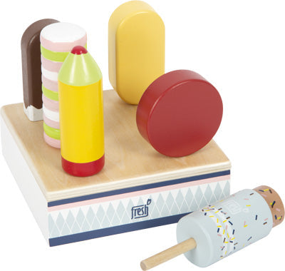 Bunte Stieleis und Eis am Stiel aus Holz in verschiedenen Formen stehen auf einem gemusterten Eisständer, perfekt für fantasievolles Spielen in der Kinderküche.