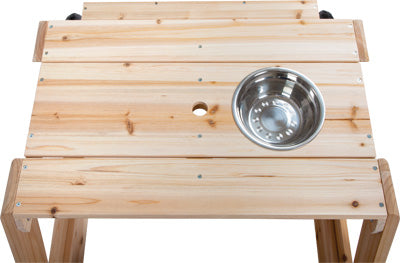 Matschtisch aus Holz mit einer runden Metallschale, die auf der rechten Seite in die Oberfläche eingelassen ist – perfekt für kreatives Spielen oder als Teil einer Kindersitzgruppe.