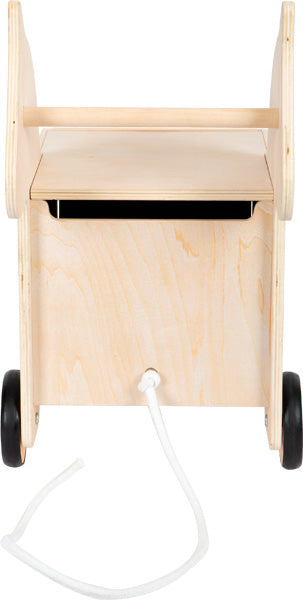 Robustes Holz macht diese fahrbare Spielzeugbox mit schwarzen Rädern und weißer Zugkordel besonders langlebig. Die Spielzeugkiste ist auf dem Foto von vorn zu sehen.