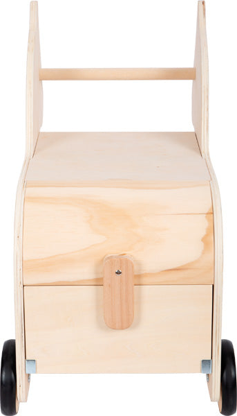 Vorderansicht einer fahrbaren Spielzeugbox aus robustem Holz mit schwarzen Rädern und einem Lenker, durchdacht für Kinder konzipiert.