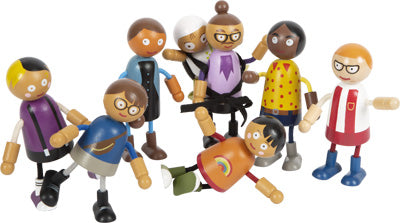 Acht verschiedene Biegepuppen mit bunter Kleidung stehen und posieren zusammen wie eine fröhliche Patchwork-Familie, perfekt für jede Puppenhaus-Ausstellung.