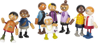Neun verschiedene Biegepuppen aus Holz mit unterschiedlichen Outfits, Haarfarben und Hauttönen stehen in einer Gruppe zusammen – perfekt zum Erstellen Ihrer eigenen Puppenhaus-Patchwork-Familie.
