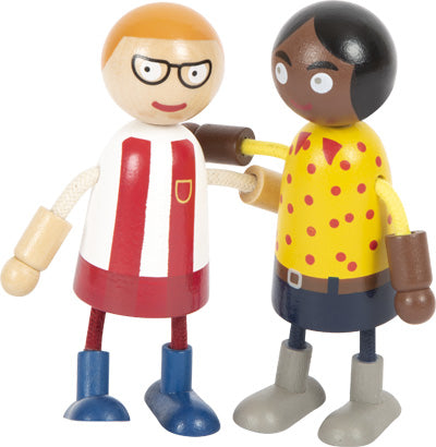 Zwei hölzerne Biegepuppen, eine mit roten Streifen und Brille, die andere mit gelben Punkten, stehen nebeneinander – eine entzückende Patchwork-Familienszene, perfekt für jedes Puppenhaus.