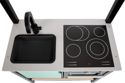 Draufsicht einer Holzspielküche für Kinderköche mit einer schwarzen Spüle und einem Herd mit vier Brennern.