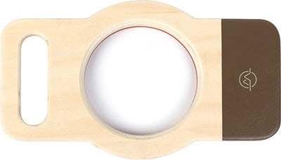 Bagel-Schneidebrett aus Holz mit rundem Loch in der Mitte, Griff links und braunem Abschnitt rechts – perfekt für Outdoor-Abenteuer oder als Entdeckerlupe beim nächsten Picknick.