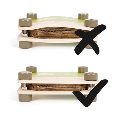 Zwei Bretter mit Kartonschichten: das obere Brett (gebogen, X-Markierung) und das untere Brett (flach, Häkchen). Hergestellt aus FSC®-zertifiziertem Holz, gewährleistet diese Kinder-Blumenpresse Langlebigkeit und vermittelt Kindern gleichzeitig etwas über Nachhaltigkeit.