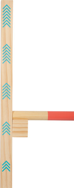 Holzstange mit blauen Pfeilen und daran befestigter Reckstange mit roter Spitze – perfekt als Hindernishürde für Kinder und ideal für Hobby Horsing oder andere Outdoorspielwaren-Aktivitäten.