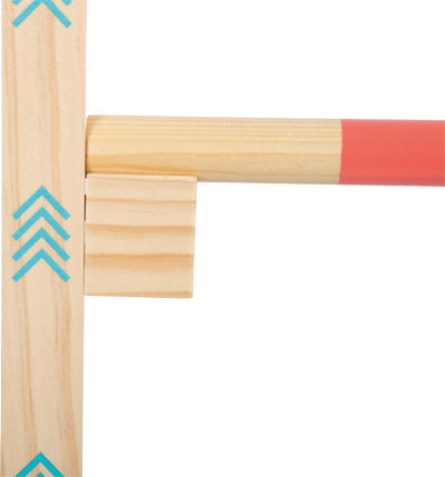 Nahaufnahme von zusammengefügten Holzteilen, wobei an einem Ende rote und blaue Pfeilmuster auf das vertikale Teil gemalt sind – perfekt als Hindernishürde für Kinder oder für Hobby Horsing aus unserem hochwertigen Outdoorspielwaren-Sortiment.