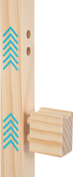 Nahaufnahme eines Holzpfostens mit blauen Pfeilmarkierungen und einem quadratischen Holzstift, der in ein Loch gesteckt wird, ideal zum Erstellen von Hindernishürden für Kinder beim Hobby Horsing oder als Teil kreativer Outdoorspielwaren.