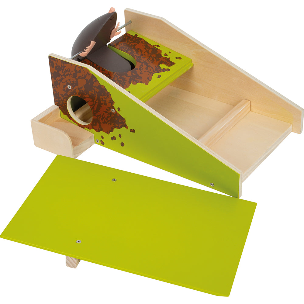 Holzspielzeug für Kinder mit Maulwurfsfigur, Rutsche, Rampe und grüner abnehmbarer Platte – perfekt als verspieltes Holz-Minigolf-Set auf weißem Untergrund.