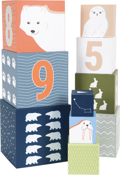 Gestapelte Stapelwürfel-Spielzeugblöcke weisen Zahlen, Tierillustrationen (einschließlich Polartiere) und Muster wie Wellen und Pfotenabdrücke für ein arktisches Landschaftsthema auf.