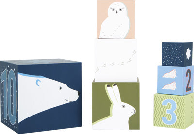 Stapelwürfel mit Zahlen und liebevollen Tiermotiven wie Polartiere – Eisbär, Eule und Hase – bringen arktische Landschaft ins Kinderzimmer.