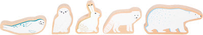 Fünf hölzerne arktische Tierfiguren – ein Seehund, eine Eule, ein Hase, ein Fuchs und ein Eisbär – weiß bemalt. Dieses bezaubernde Holzbaustein-Set dient gleichzeitig als motorisches Spielzeug für kreatives Spielen.