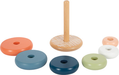 FSC-zertifiziertes Holz sorgt bei diesem Stapelturm mit zentralem Stab und sechs bunten Ringen für nachhaltigen Spielspaß.