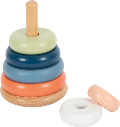 Bunter Stapelturm aus FSC-zertifiziertem Holz: Die farbigen Ringe fördern als Motorikspielzeug spielerisch die Geschicklichkeit – einige gestapelt, zwei liegen neben der Basis.