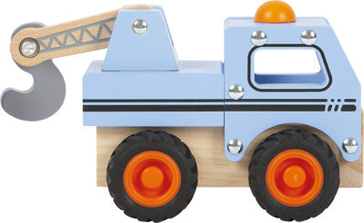 Ein blauer Kranfahrzeug-Abschleppwagen aus Holz mit schwarzen Rädern, orangefarbenen Naben und einem grauen Haken – perfekt für endlosen Rollenspielspaß.