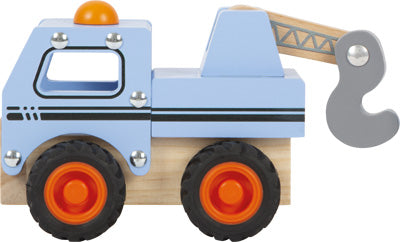 Spielzeug-Abschleppwagen aus Holz mit schwarz gestreiftem Design, orangefarbenen Rädern und einem grauen Haken an einem verlängerten Arm – dieses vielseitige Holzfahrzeug bietet Rollenspielspaß für kleine Kranfahrzeug-Fans.