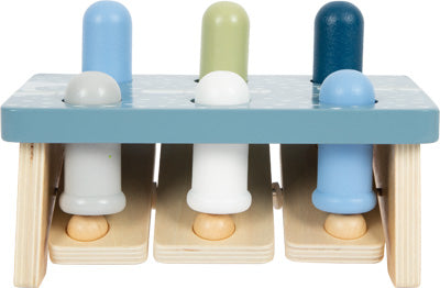 Bunte Motorikspielzeug-Klopfbank aus Naturholz, mit Stiften und Knöpfen auf blauem Sockel – perfektes Holzspielzeug zum Spielen und zur Entwicklung der Motorik von Kindern.