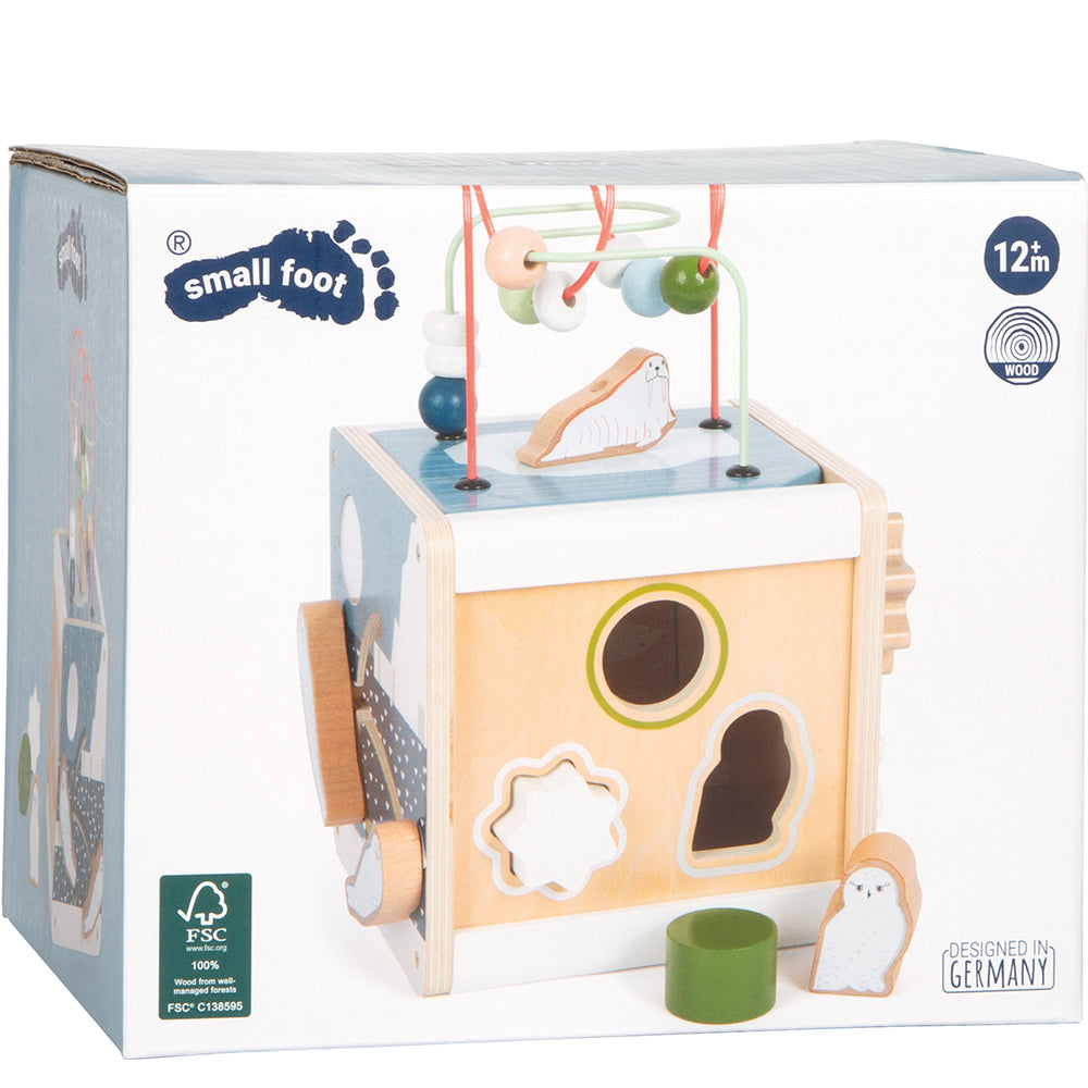 Motorikspielzeug aus FSC® 100%-zertifiziertem Holz: Motorikwürfel mit Bead Maze, Steckformen und niedlichen Tier-Illustrationen, geeignet für Kinder ab 12 Monaten.