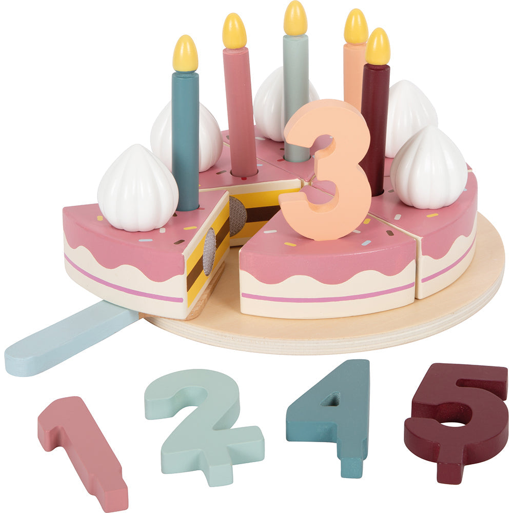 Geburtstagstorte aus Holz mit Kerzen, Baiser-Topping und ausgestellten Zahlen 1 bis 5 – perfekt für Rollenspielspaß. Hergestellt aus 100 % FSC®-zertifiziertem Holz.