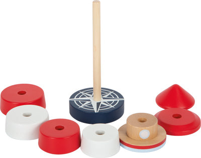 Farbenfroher Stapelturm aus Holzspielwaren mit roten, weißen und blauen Ringen und Formen, die um eine zentrale Stange gestapelt sind – perfekt als klassisches Motorikspielzeug zur Entwicklung der Feinmotorik.