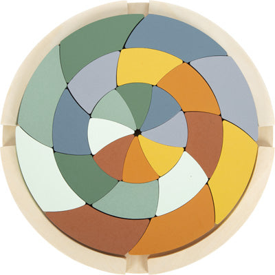 Farbenfrohes Montessori-Pädagogik-Farbenpuzzle mit gebogenen, ineinander greifenden Holzteilen in Erdtönen, die in einem kreisförmigen Muster angeordnet sind.