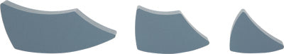 Drei graue, geschwungene, dreieckige Formen unterschiedlicher Größe, in einer Reihe auf weißem Untergrund angeordnet, erinnern an Holzbausteine der Montessori-Pädagogik zum kreativen Spielen und Entdecken.