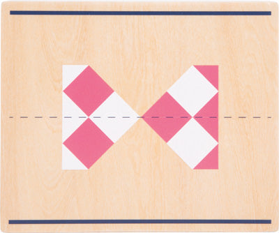 Eine geometrische M-Form mit roten und weißen Dreiecken und Quadraten auf hellem Holzhintergrund, inspiriert von Symmetriespiel und geometrischen Formen des Spiegel-Tangrams.