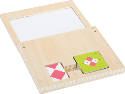 Holz-Puzzlebrett mit quadratischen Musterkarten, einige mit roten und weißen geometrischen Formen, ideal für Symmetriespiel-Aktivitäten.