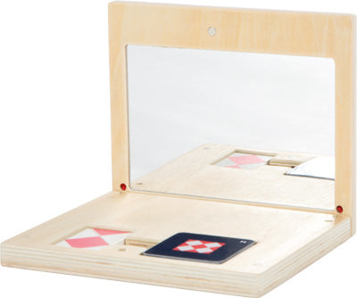 Eine Holzbox mit Spiegel, perfekt für Symmetriespiel und Spiegel-Tangram, da sie die auf ihrem Boden platzierten geometrischen Musterkarten reflektiert.