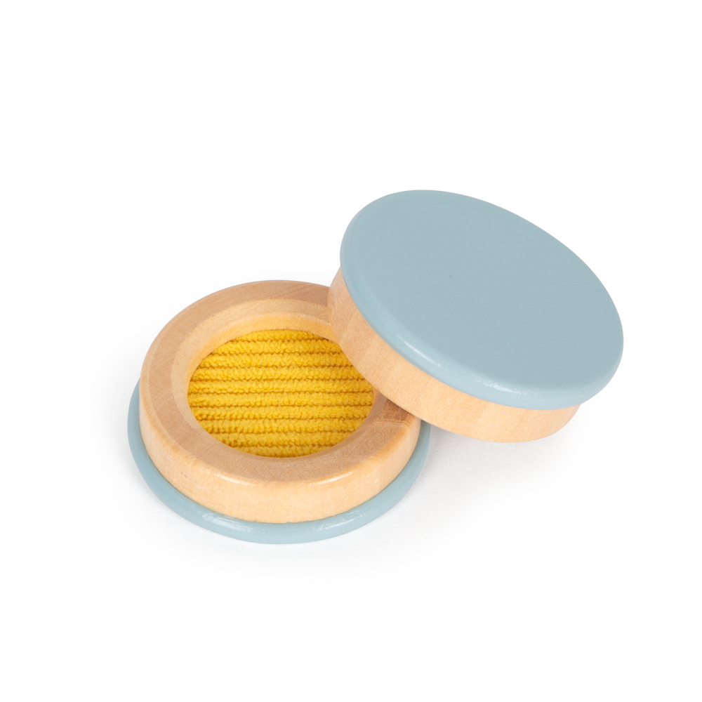 Sinnesspiel aus Holz mit blauem Deckel. Im Inneren befindet sich eine gelb strukturierte Oberfläche. Als Teil der Sensory-Produktlinie fördert es taktiles Erkunden und sensorisches Spielen.