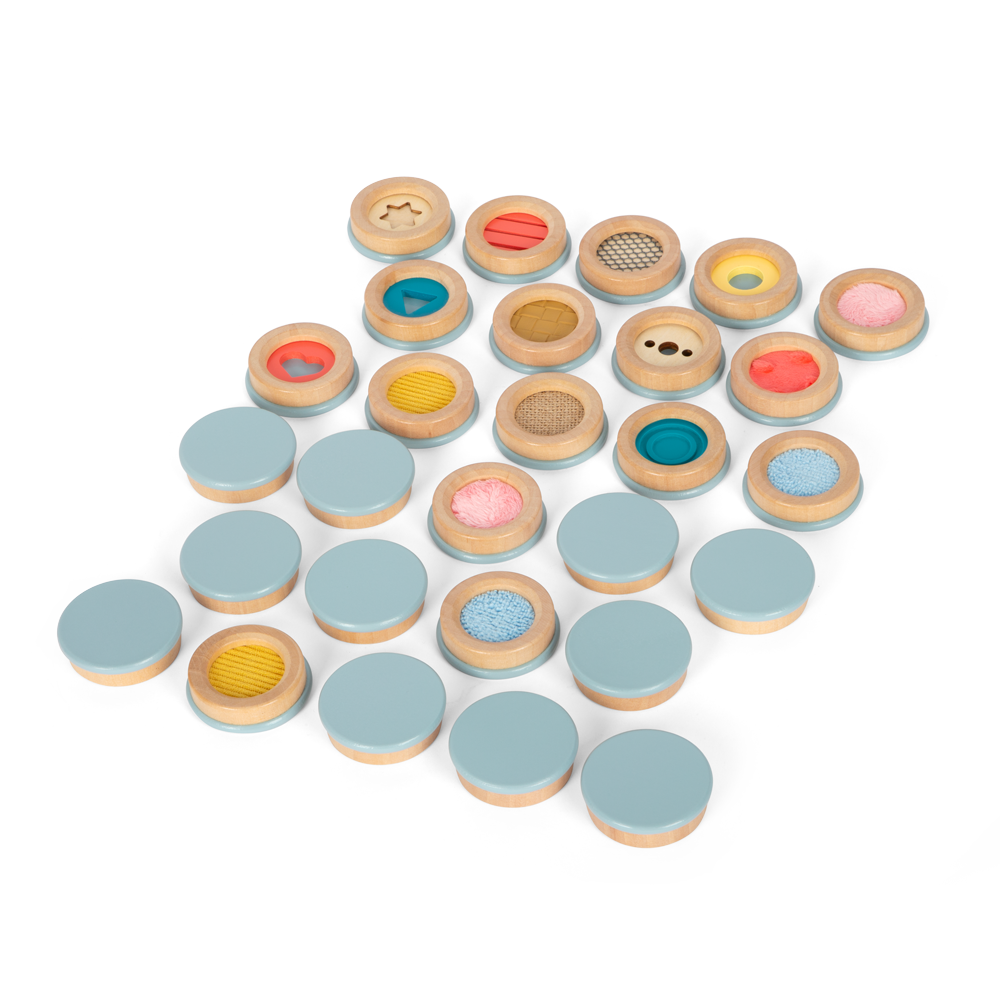 Ein Satz runder taktiler Sensorikscheiben aus Holz aus der Sensory-Produktlinie, einige zeigen mit der Vorderseite nach oben unterschiedliche Texturen, andere mit der Vorderseite nach unten – ein perfektes Sinnesspiel und taktiles Gedächtnisspiel zur Beschäftigung von Händen und Geist.