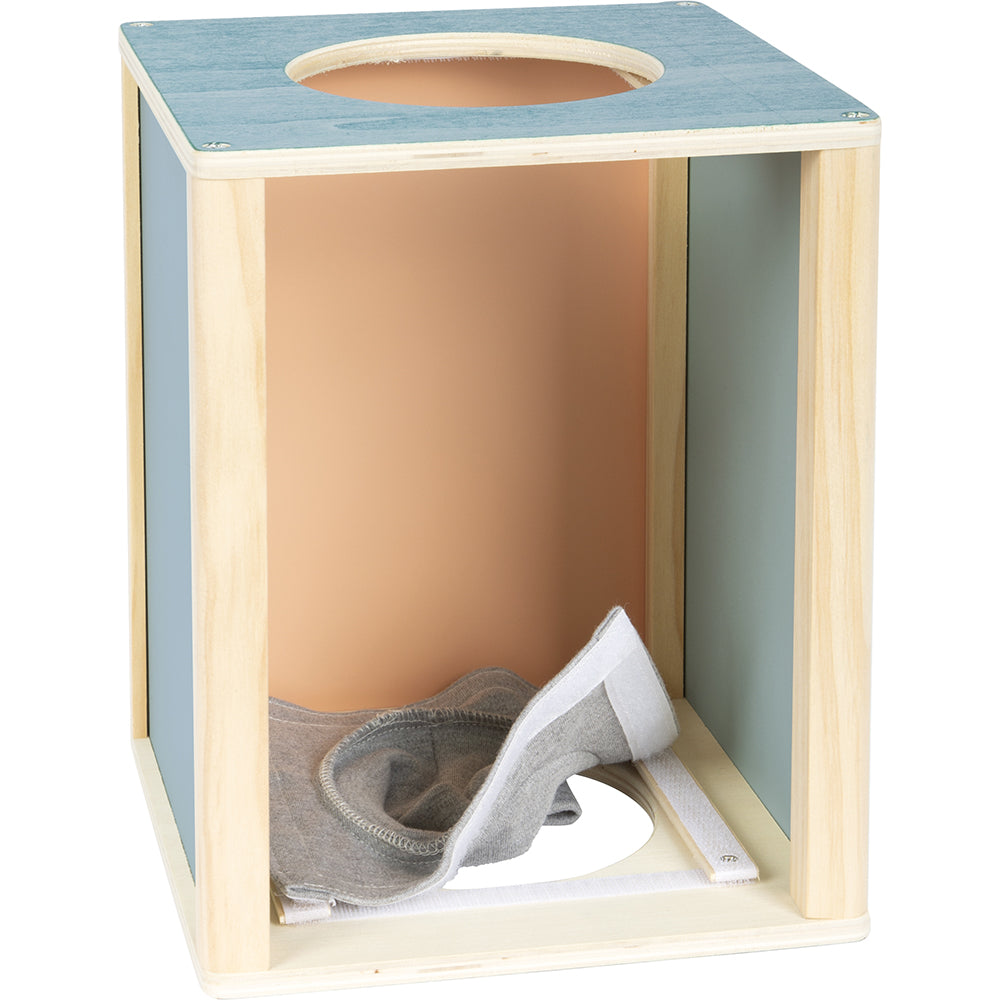 Eine Fühlbox aus Holz mit runder Öffnung, Stofffüllung und blauen und pfirsichfarbenen Paneelen – perfekt als taktiles Sinnesspiel zur Förderung des sensorischen Spielens.