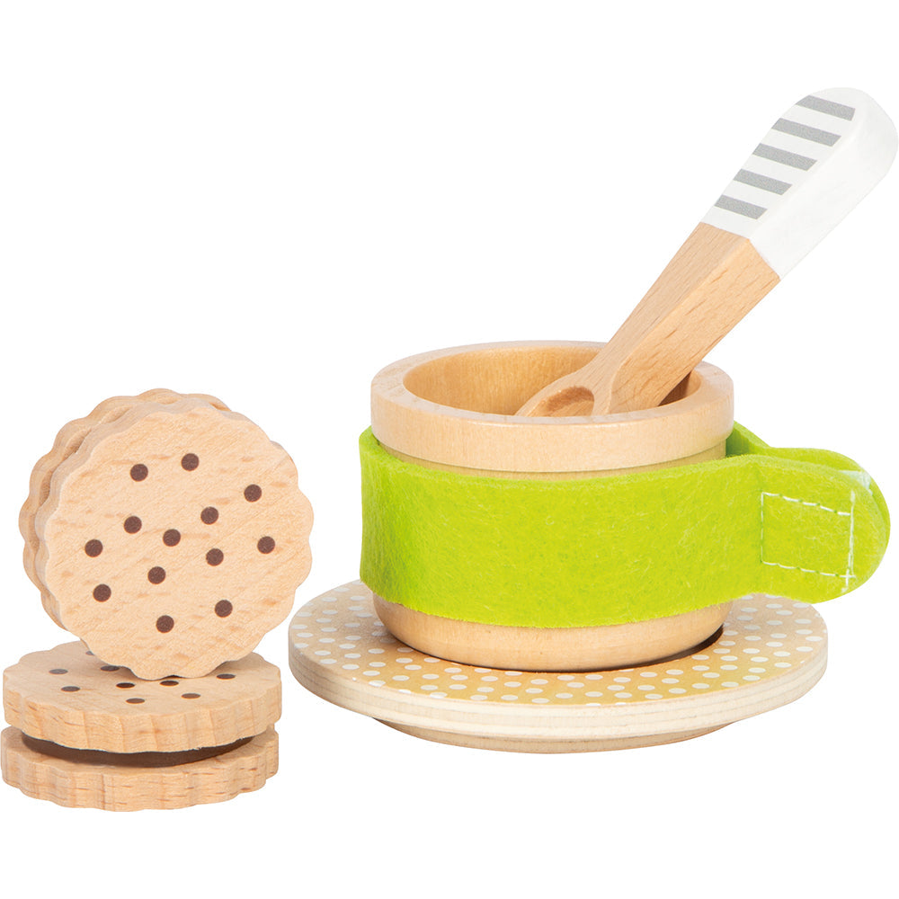 Hochwertig gestaltetes Kaffee- und Tee-Spielset: Holzspielzeug-Tasse mit grünem Ärmel, Unterteller, Löffel und drei gestapelten Keksen mit gepunktetem Muster – perfekt für kreatives Rollenspiel.